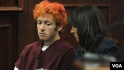 James Holmes (kiri), tersangka penembakan di bioskop di kota Aurora, Colorado dikenai 142 tuduhan resmi dalam sidang hari Senin (30/7). 