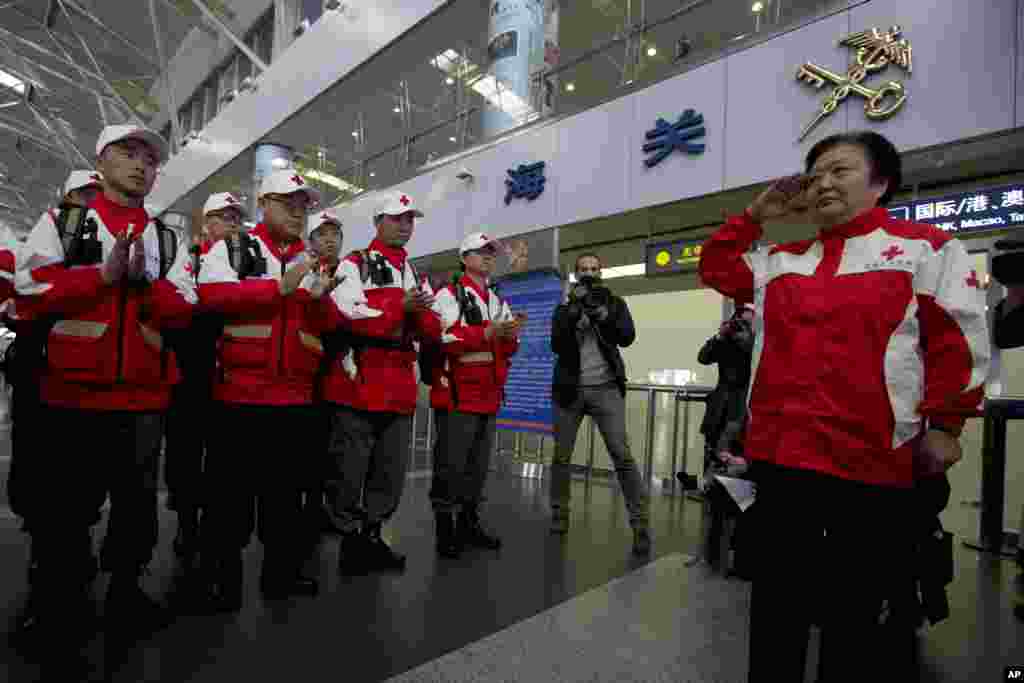 중국 적십자회 구호대가 20일 베이징 공항에서 필리핀 구호활동을 위해 출발 준비를 하고 있다. 