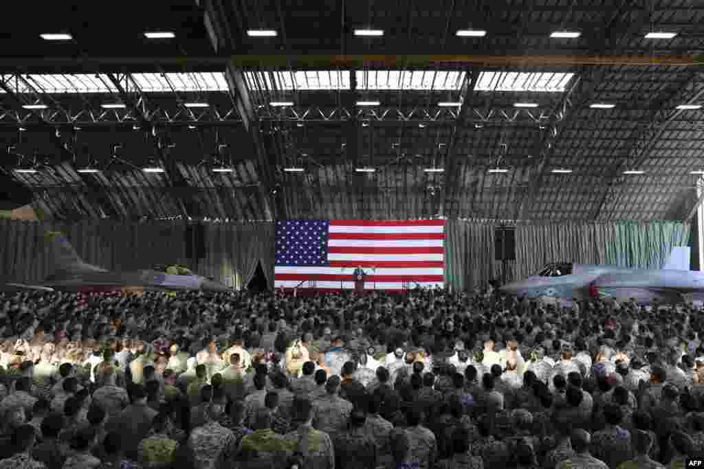 Presiden Donald Trump memberikan pidato kepada personil militer Amerika dan anggota Pasukan Pertahanan Jepang saat tiba di Pangkalan Udara Amerika Yokota di pinggiran&nbsp;Kota Tokyo, 5 November 2017.