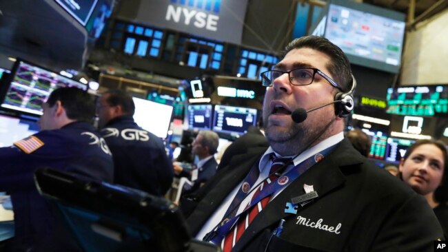 纽约股票交易所现场的交易员迈克尔·卡波里诺（2018年10月25日）