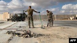 Военнослужащие международной коалиции очищают от обломков территорию базы после ракетного нападения на авиабазу Айн-аль-Асад в западном Ираке (архивное фото)