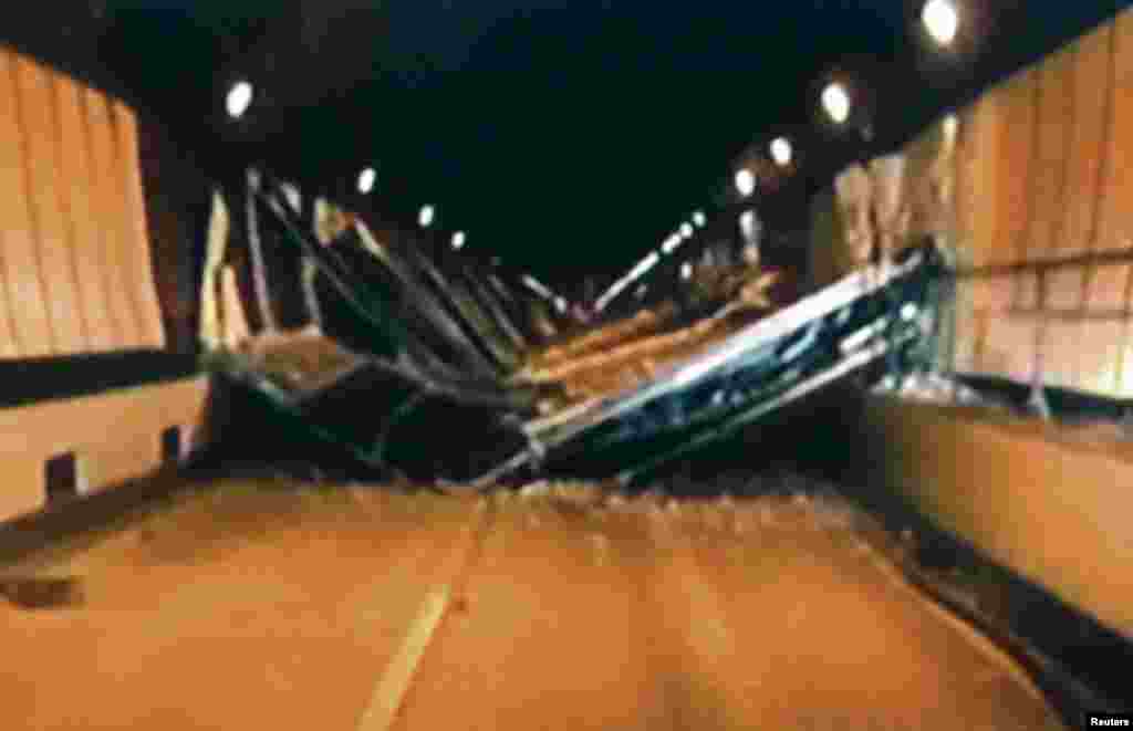2일 터널 사고 현장의 무너져내린 콘크리트 천장. 사진은 야마나시현 경찰서 제공.