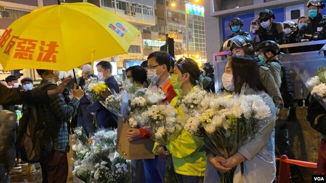 香港网民3月31日晚在太子地铁站出口外发起”流水式献花”，纪念8-31太子站防暴警察涉嫌无差别袭击市民事件7个月。 (美国之音/汤惠芸）