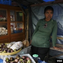 Jumilah, yang kehilangan 5 ekor sapi dan rumahnya sewaktu Merapi meletus, kini berjualan buah-buahan (foto: dok).