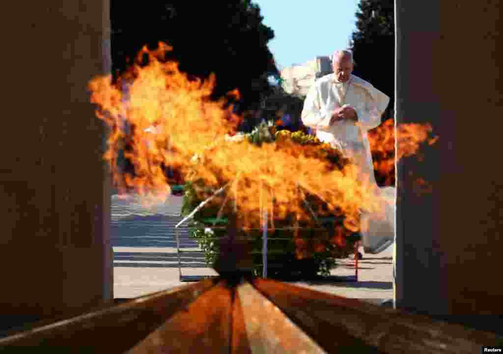 ادای احترام پاپ فرانسیس به یادمان قهرمانان کشته شده باکو در آذربایجان.
