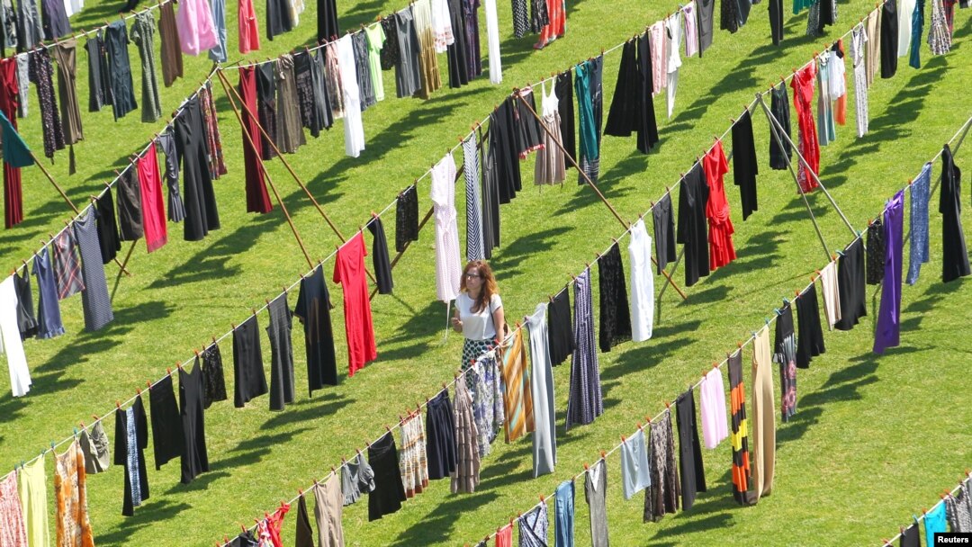 Izložba "Mislim na tebe" kosovske umetnice Alkete Džafa-Mripe, u Prištini 12. juna 2015. Izložba je bila posvećena žrtvama seksualnog nasilja na Kosovu.