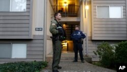 俄勒岡州州警在烏姆普誇社區大學開槍殺人的克里斯.哈珀居住的寓所守衛。