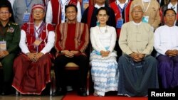၂၁ ရာစုပင်လုံညီလာခံဖွင့်ပွဲမှာ တွေ့ရတဲ့ NLD အစိုးရအဖွဲ့နဲ့ လွှတ်တော်၊ တပ်မတော်။ (သြဂုတ် ၃၁၊ ၂၀၁၆)