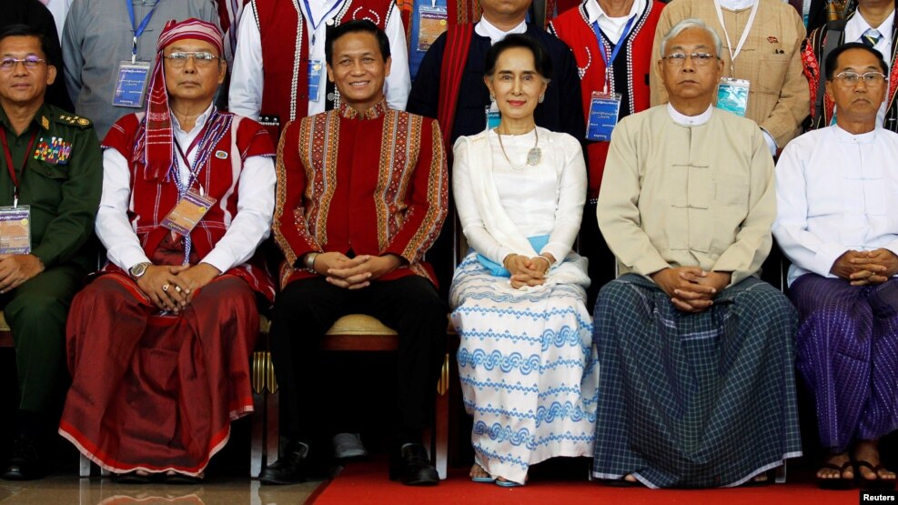 ၂၁ ရာစုပင္လံုညီလာခံဖြင့္ပြဲမွာ ေတြ႔ရတဲ့ NLD အစိုးရအဖြဲ႔နဲ႔ လႊတ္ေတာ္၊ တပ္မေတာ္။ (ၾသဂုတ္ ၃၁၊ ၂၀၁၆)