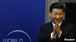 Una de las últimas apariciones de Xi Jinping se produjo en su cita con el presidente egipcio, Mohammed Morsi, el 30 de agosto en Beijing. Dias antes se presentó en la apertura del Foro de Paz Mundial en Beijing.