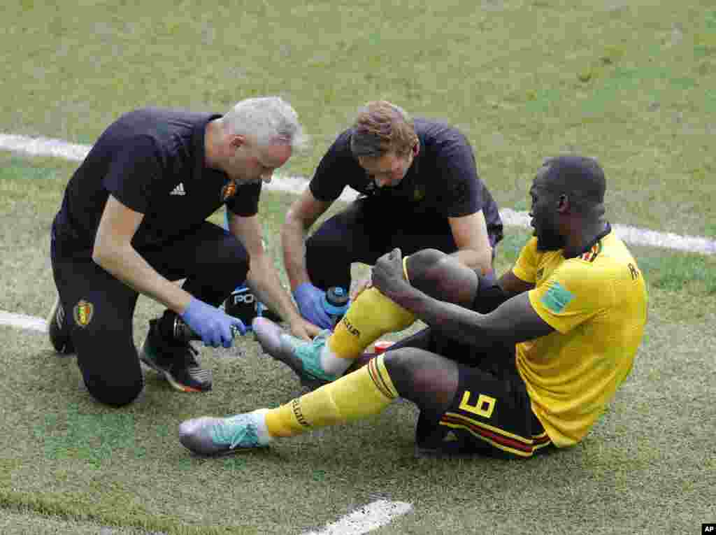 Madaktari wa timu ya Belgium wakimsaidia mchezaji Romelu Lukaku kupata huduma ya kwanza wakati wa mechi ya Kundi G kati ya Belgium and Tunisia katika uwanja wa Spartak Moscow, Russia, Jumamosi, Juni 23, 2018. 