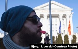 Протест на хонорарците: учествуваа стотици граѓани, меѓу нив новинари, актери, сликари, музичари, преведувачи, претставници и членови на повеќе синдикати, граѓански здруженија и движења и други невладини организации