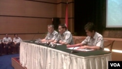 Menteri Perhubungan EE Mangindaan (tengah) didampingi Dirjen Perhubungan Udara Hari Bakti Gumay (kiri) dan Humas Kemenhub Bambang Ervan, dalam konferensi pers terkait Lion Air. (VOA/Andylala Waluyo) 