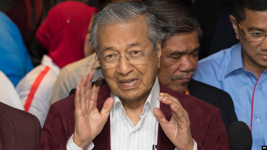 Mahathir Mohamad memberikan konferensi pers di Kuala Lumpur, Malaysia, Rabu malam (9/5).