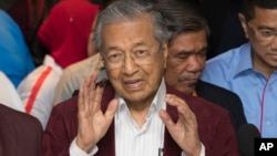 Mahathir Mohamad talks during a press conference at a hotel in Kuala Lumpur, Malaysia, May 9, 2018. 