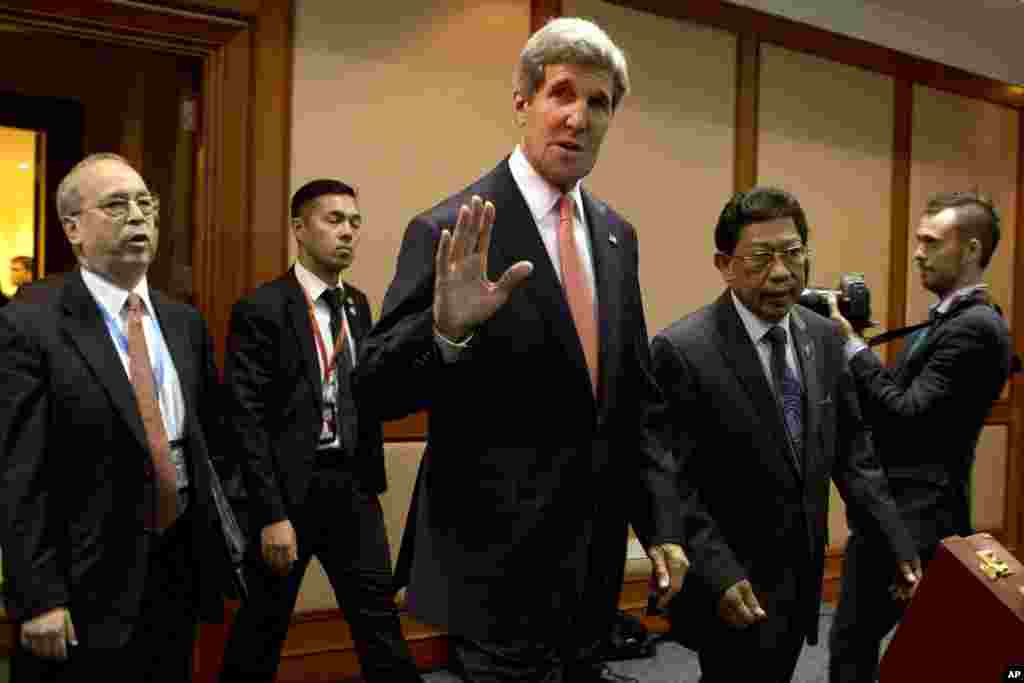 U.S. Secretary of State John Kerry waves upon his arrival at the US-ASEAN ministerial meeting in the International Conference Center in Bandar Seri Begawan, Brunei, July 1, 2013. 