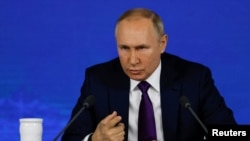 블라디미르 푸틴 러시아 대통령이 23일 모스크바에서 송년 기자회견을 하고 있다. 