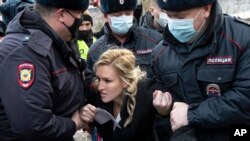 Police officers detain the Alliance of Doctors union's leader Anastasia Vasilyeva at the prison colony IK-2, which stands out among Russian penitentiary facilities for its particularly strict regime, in Pokrov in the Vladimir region, 85 kilometers (53 mil