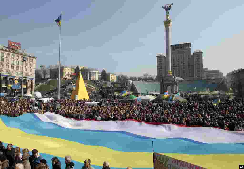 در میدان استقلال کیف، مردمی که یک ماه پیش سرنگونی ویکتور یانوکوویچ، رئیس جمهوری روسگرای اوکراین را جشن گرفتند، روز یکشنبه با پرچم بزرگی در دست، در حمایت از تمامیت ارضی اوکراین راهپیمایی کردند - ۳ فروردین ۱۳۹۳