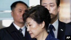 Ousted South Korean President Park Geun-hye arrives at the Seoul Central District Court for a hearing on a prosecutors' request for her arrest for corruption, in Seoul, South Korea, March 30, 2017. The arrest of South Korea's first female president marks