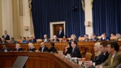 美国民主党控制的众议院司法委员成员投票通过了针对特朗普总统滥用职权和妨碍国会调查的两项弹劾条款。（2019年12月13日）