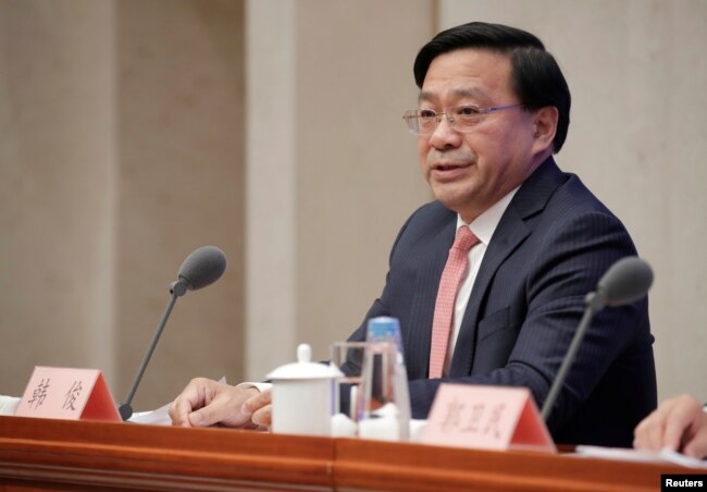 资料照：美中贸易谈判中方团队成员、中国农业部副部长韩俊在北京出席相关美中贸易谈判的记者会。 （2019年12月13日）