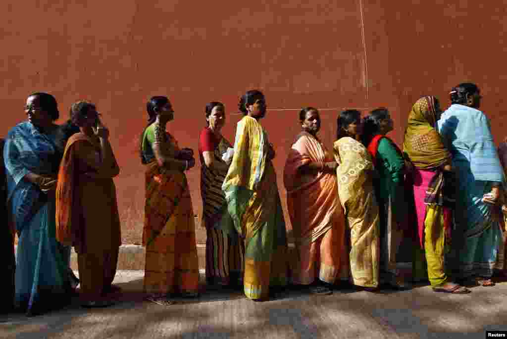 Women line up to cast their votes outside a polling station during the seventh phase of India&#39;s general election at Howrah district in the eastern Indian state of West Bengal, April 30, 2014.