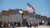 Ribuan migran yang berangkat dari Amerika Tengah menuju Amerika Serikat di tembok perbatasan AS-Meksiko di Tijuana, Meksiko, 25 November 2018. (Foto: dok).