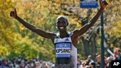 Vận động viên Wilson Kipsang vượt mức đến trong cuộc đua Marathon New York hàng năm lần thứ 44, 2/11/14