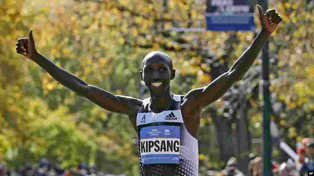 Wilson Kipsang du Kenya célèbre sur la ligne d&#39;arrivée après avoir remporté la division de la 44eme édition masculine du Marathon de New York à New York, le 2 novembre 2014. 