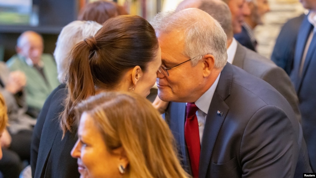 新西兰总理阿德恩与到访的澳大利亚总理莫里森以毛利人头碰头、鼻碰鼻的家人团聚传统方式会面（路透社2021年5月30日） (photo:VOA)