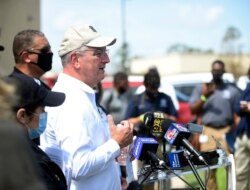 Gubernur John Bel Edwards memberikan keterangan kepada pers seusai meninjau kerusakan Badai Ida di Louisiana tenggara, di Paroki St. John, Selasa, 31 Agustus 2021. (Hilary Scheinuk/The Advocate via AP, Pool)