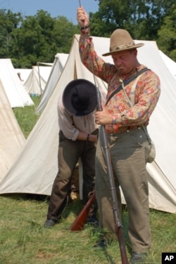 Keven Pallett, preparing his musket for the battle, has participated in US Civil War re-enactments in England, but says they're much smaller in scale there.