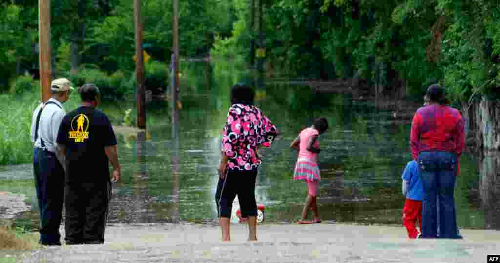 Residents in Vicksburg, Miss. observe the water levels rise. (AP Photo/Rogelio V. Solis)