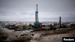 An oil derrick is seen at a fracking site for extracting oil outside of Williston, North Dakota March 11, 2013. 