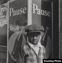 Irving Penn, Young Boy, Pause Pause, American South,1941, printed 2001, Smithsonian American Art Museum, Gift of The Irving Penn Foundation. Copyright © The Irving Penn Foundation