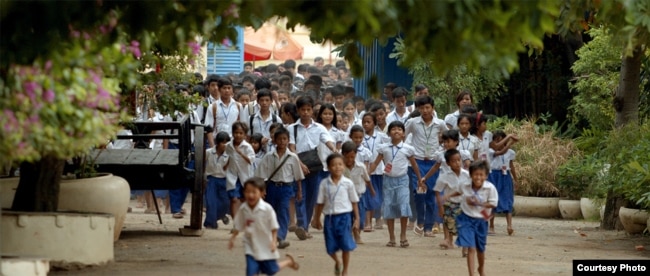 កុមារ​កម្ពុជា​ដែល​កំពុង​ទទួល​បាន​ការ​អប់រំ និង​ការ​ថែទាំ​ដោយ​អង្គការ​ដើម្បី​ស្នាម​ញញឹម​នៃ​កុមារ (PSE)។ (រូបថតដោយ PSE)