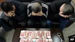 Các nghi can đánh bạc bị bắt ở Trung Quốc.