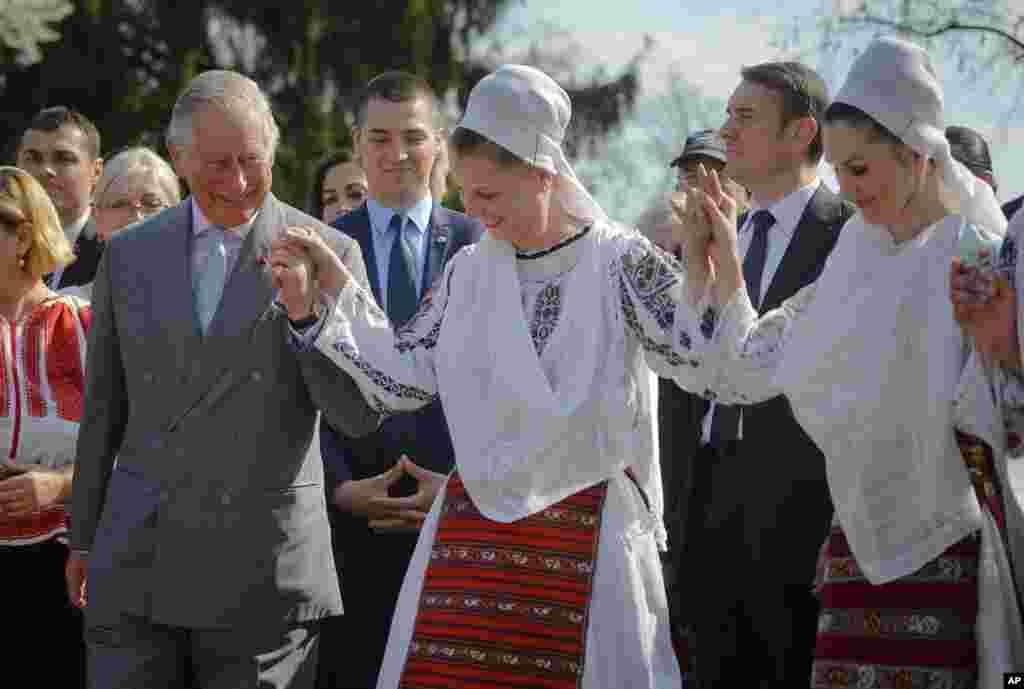 &nbsp;پرنس چارلز در رقص سنتی مردم رومانی شرکت کرد.