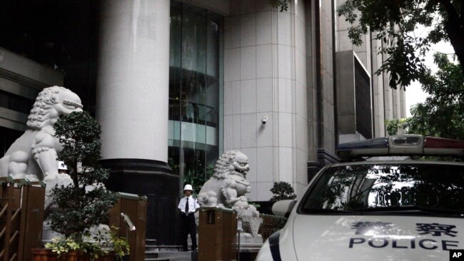 广州市中级人民法院外的保安人员。(资料照片)