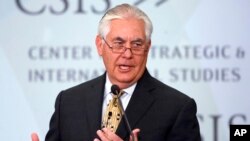 លោក​រដ្ឋ​មន្ត្រី​ការបរទេស Rex Tillerson ថ្លែង​សុន្ទរកថា​នៅ​មជ្ឈមណ្ឌល​សិក្សា​អន្តរជាតិ និង​យុទ្ធសាស្ត្រ​នៅ​ក្នុង​រដ្ឋធានី​វ៉ាស៊ីនតោន កាលពី​ថ្ងៃទី១៨ ខែតុលា ឆ្នាំ២០១៧។