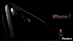 CEO Tim Cook giới thiệu iPhone 7 trong một sự kiện của Apple ở San Francisco, California, Mỹ, ngày 7 tháng 9 năm 2016.