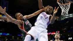 Yánnis Antetokoúnmpo des Milwaukee Bucks et Serge Ibaka de l'Oklahoma City Thunder lors d'un match de basket NBA à Oklahoma City, le 9 décembre 2014. (AP Photo/Sue Ogrocki)