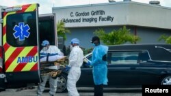 Medicinski radnici prebacuju pacijenta u Majamiju, na Floridi, 14. jul 2020. (Foto: Rojters/Maria Alejandra Card)