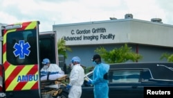 Emergency Medical Technicians (EMT) tiba dengan seorang pasien Covid-19 di Miami, Florida, AS, 14 Juli 2020. (Foto: REUTERS/Maria Alejandra Card)