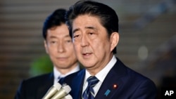 아베 신조 일본 총리가 6일 워싱턴으로 출발하기 전 도쿄 총리 관저에서 기자들의 질문에 답하고 있다. 
