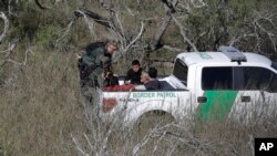 Petugas Bea Cukai dan Patroli Perbatasan menghentikan kelompok yang diduga imigran gelap saat melewati sebuah peternakan dekat Edinburg, Texas, November 15, 2016. (Foto: dok).