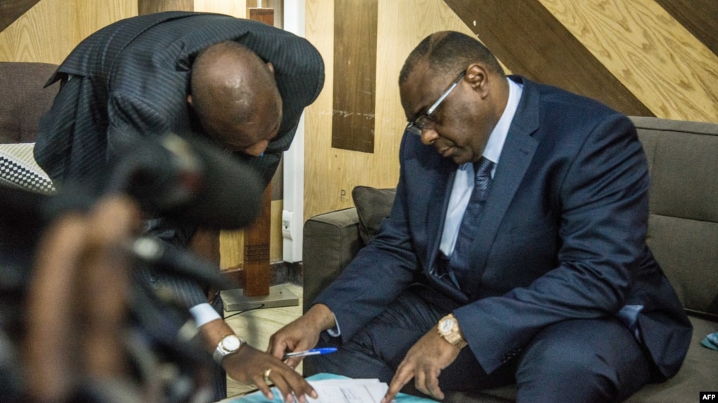 L’opposant congolais Jean-Pierre Bemba examine les papiers pour s’inscrire aux élections présidentielles du 23 décembre prochain, au bureau de la Commission électorale indépendante, à Kinshasa, le 2 août 2018.