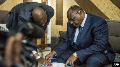 L’opposant congolais Jean-Pierre Bemba examine les papiers pour s’inscrire aux élections présidentielles du 23 décembre prochain, au bureau de la Commission électorale indépendante, à Kinshasa, le 2 août 2018.