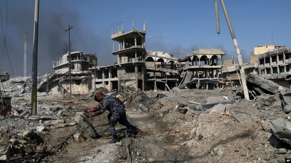 Iraqi federal policemen open the road toward the government complex as Iraqi security forces advance during fighting against Islamic State militants in western Mosul, Iraq, March 7, 2017.